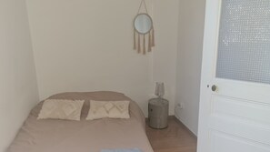 3 bedrooms, desk, iron/ironing board, free WiFi - City center apartment 2 minutes from the arena and maison carrée (Nîmes)