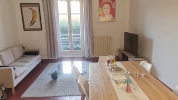 Smart-tv en een computerscherm