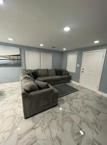 Beautiful 2 BR 2 Bth   1 mile to beach 2.5 Mile to 5th Ave shopping and dining 