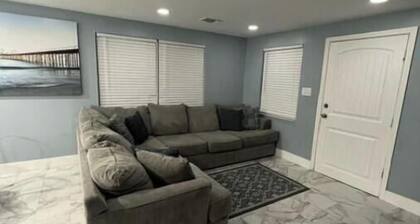 Beautiful 2 BR 2 Bth 1 mile to beach 2.5 Mile to 5th Ave shopping and dining