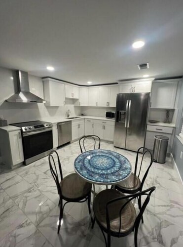 Beautiful 2 BR 2 Bth   1 mile to beach 2.5 Mile to 5th Ave shopping and dining 