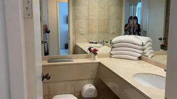 Asciugamani, sapone, shampoo, carta igienica