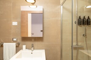 Een douche, handdoeken