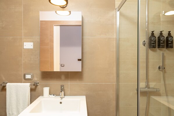 Een douche, handdoeken