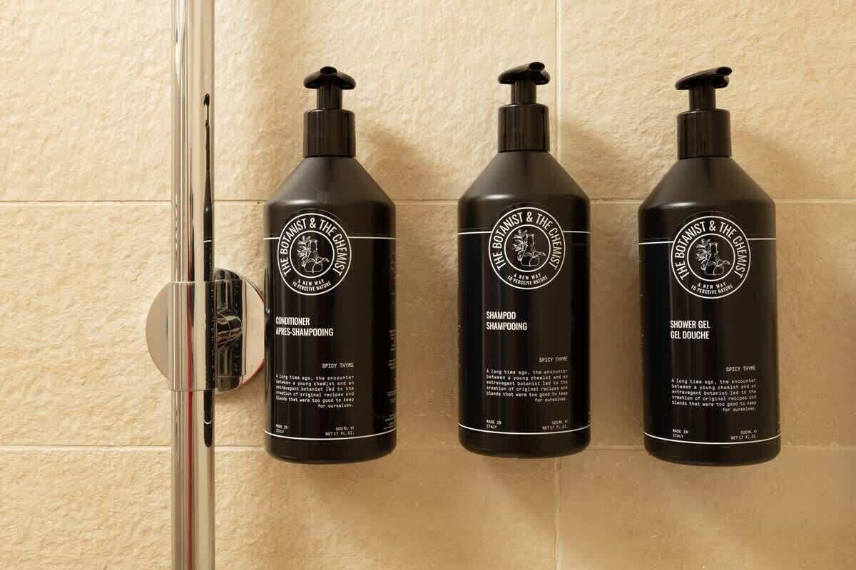 Doccia, asciugacapelli, asciugamani, shampoo