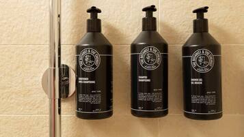 Doccia, asciugacapelli, asciugamani, shampoo