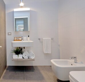 Een douche, handdoeken