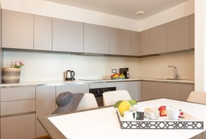 Kühlschrank, Ofen, Herdplatte, Geschirrspüler