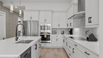 Refrigerador, microondas, horno y parrilla de estufa