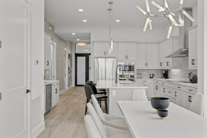 Fridge, microwave, oven, stovetop - Luxe Top Floor Oceanview Condo | Beach & Pool (Melbourne Beach)
