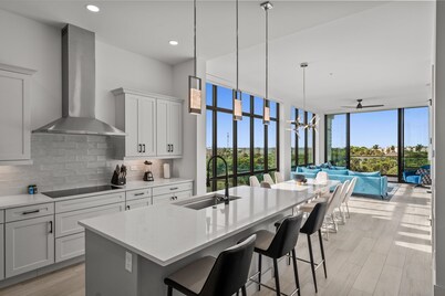 Luxe Top Floor Oceanview Condo | Beach & Pool