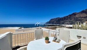 Outdoor dining - Ocean Front Apartment Los Gigantes, near Marina and Beach (Acantilados de Los Gigantes)