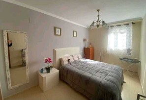 2 makuuhuonetta, silitysrauta/-lauta, Wi-Fi, vuodevaatteet