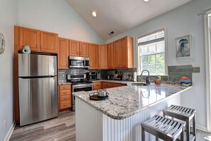 冷蔵庫、電子レンジ、オーブン、コンロ