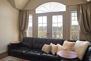 Smart-TV, Kamin, DVD-Player, Tischfußball