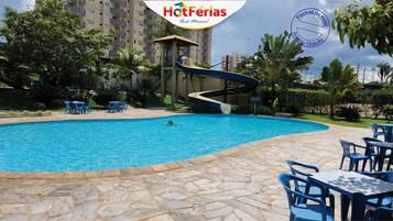 8 piscinas internas, espreguiçadeiras, salva-vidas no local