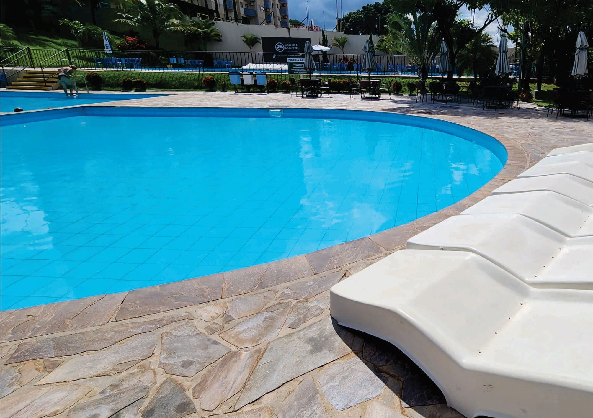 8 albercas techadas, camastros y salvavidas en la propiedad 