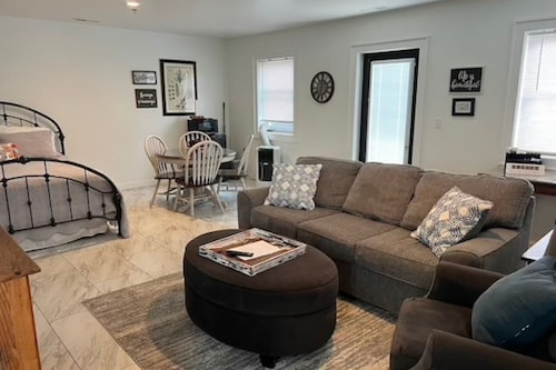 The Everett Suite above Dolce, Bryson City, walk to restaurants and GSMRailroad