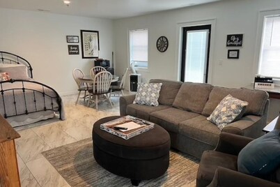 The Everett Suite above Dolce, Bryson City, walk to restaurants and GSMRailroad