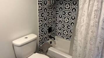 SĂšche-cheveux, serviettes fournies, savon, papier toilette