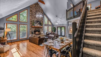 Cabin, 3 Bedrooms | Dining