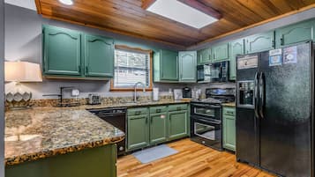 Cabin, 3 Bedrooms | Private kitchen