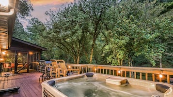 Cabin, 3 Bedrooms | Outdoor spa tub