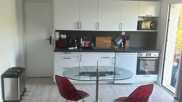 Réfrigérateur, micro-ondes, four, plaque de cuisson