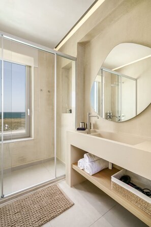 Shower, eco-friendly toiletries, hair dryer, towels - Beachfront Villa with Eco heated Pool, Hot Tub, Playroom and walk to restaurants (Rethymno)