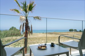 Outdoor dining - Newly built Beachfront Villa with Heated Pool, Jacuzzi/Hot Tub and Playroom (Rethymno)