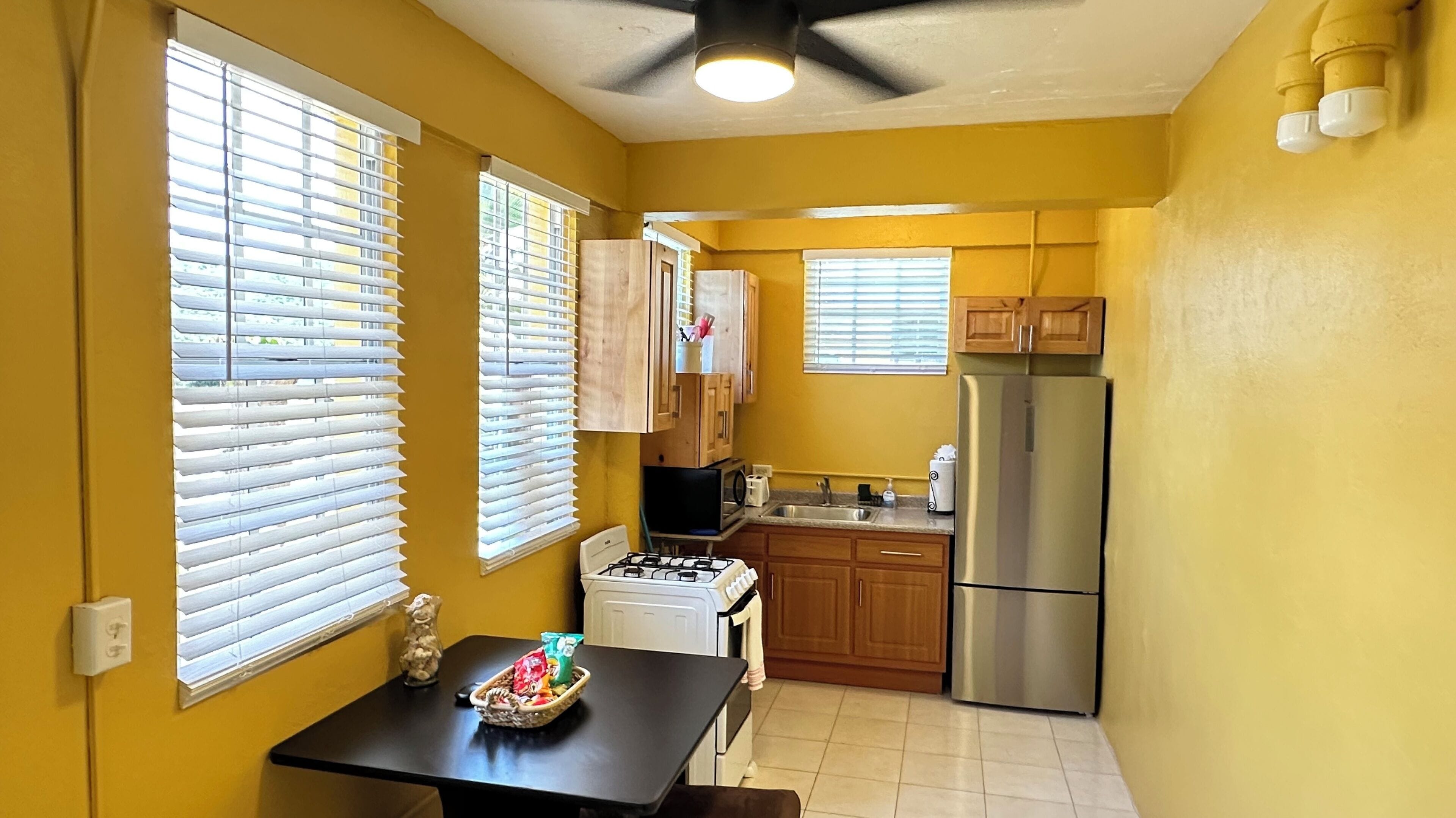 Een koelkast, een magnetron, een oven, een kookplaat