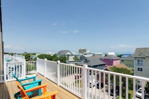 Property grounds - Retreat Yo Self: spacious pet friendly duplex just steps to the beach (Carolina Beach)