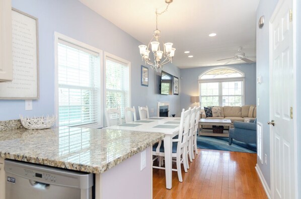Dining - Retreat Yo Self: spacious pet friendly duplex just steps to the beach (Carolina Beach)