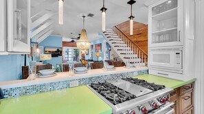 冷蔵庫、電子レンジ、オーブン、コンロ