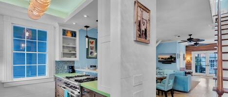 KĂŒhlschrank, Mikrowelle, Ofen, Herdplatte