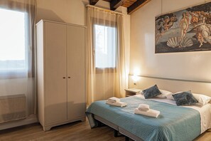 Chambre classique, vue sur la ville | Rideaux d’obscurcissement, fer et planche à repasser