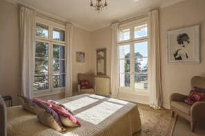 5 Schlafzimmer, Schreibtisch, Bügeleisen/Bügelbrett, kostenloses WLAN