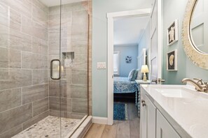 Een douche, handdoeken