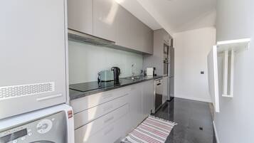 Een koelkast, een microgolfoven, een oven, een vaatwasser