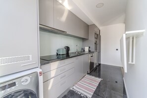 Jääkaappi, mikroaaltouuni, uuni, astianpesukone