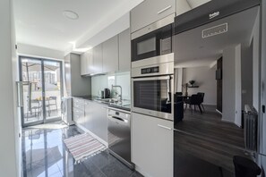 Refrigerador, microondas, horno y lavavajillas 