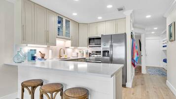 ثلاجة، ميكروويف، موقد طهي مسطح، غسالة أطباق