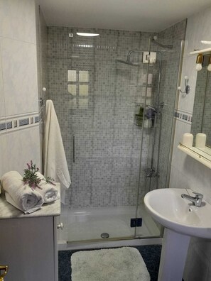 Dusche, umweltfreundliche Kosmetikartikel, Haartrockner, Handtücher