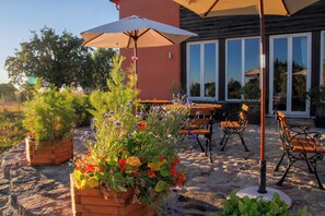 Outdoor dining - Comfortable house in secluded location for up to 15 people, 5 bathrooms, large property (Oberuckersee OT Seehausen)