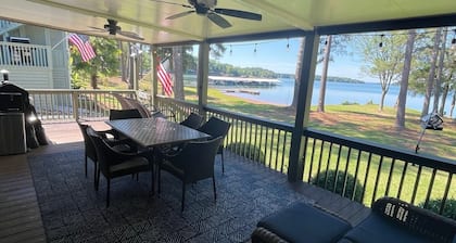 Beautiful villa on Lake Hartwell, stunning views, large deck for family to enjoy