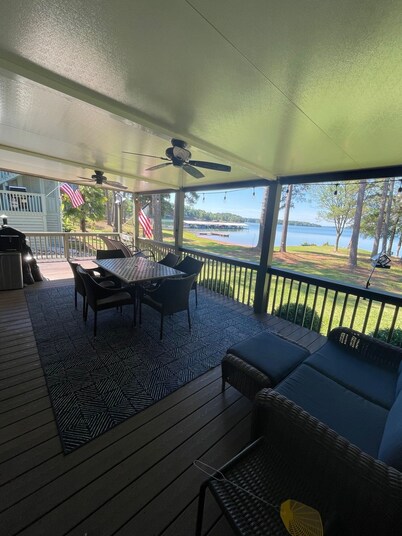 Beautiful villa on Lake Hartwell, stunning views, large deck for family to enjoy
