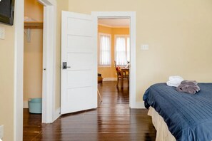 3 bedrooms, desk, iron/ironing board, free WiFi