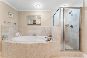 Een douche, een bubbelbad, handdoeken