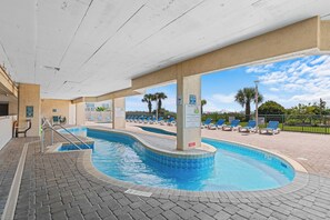 Una piscina al aire libre, una piscina climatizada