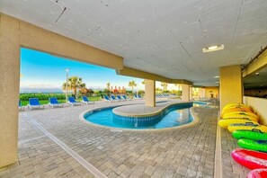 Utendørsbasseng og et oppvarmet basseng